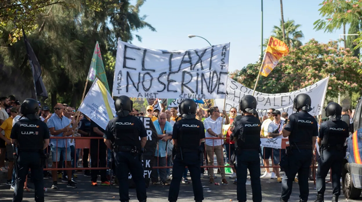 La marcha de protesta del taxi intentará colapsar  Sevilla este miércoles en protesta por los VTC
