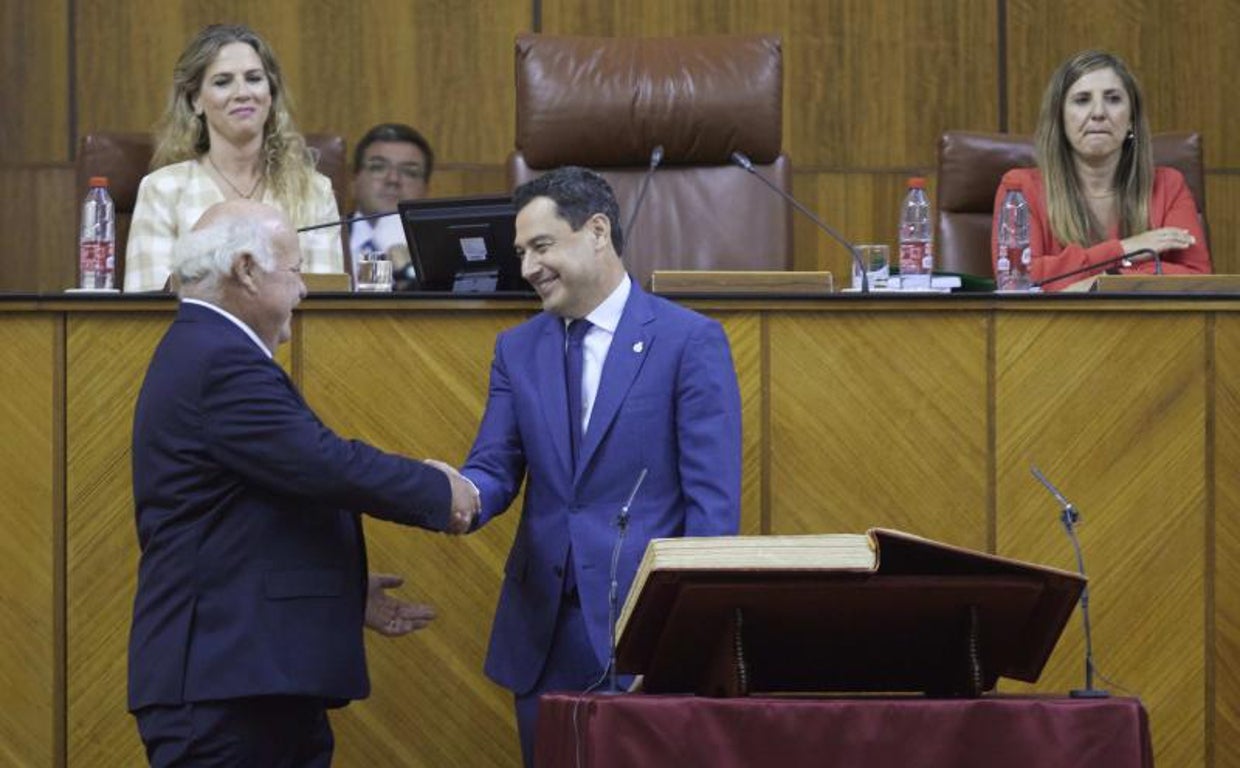 Ana Mestre, a la izquierda. Abajo, Jesús Aguirre y Juanma Moreno en la constitución del Parlamento