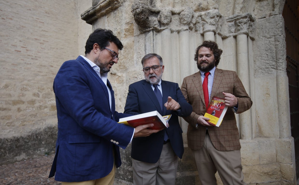 El escritor, en el centro antes de la presentación en la iglesia de La Magdalena. este jueves