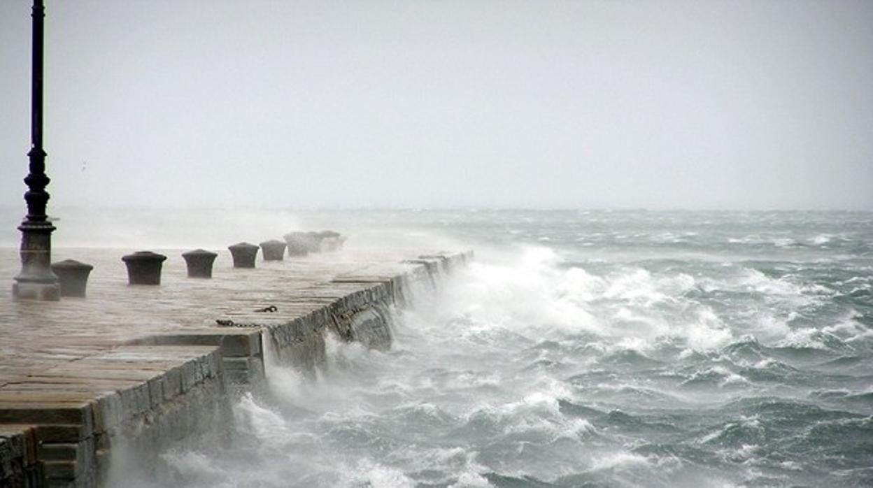 El tiempo en Andalucía: avisos amarillos por fuertes rachas de viento y olas de tres metros