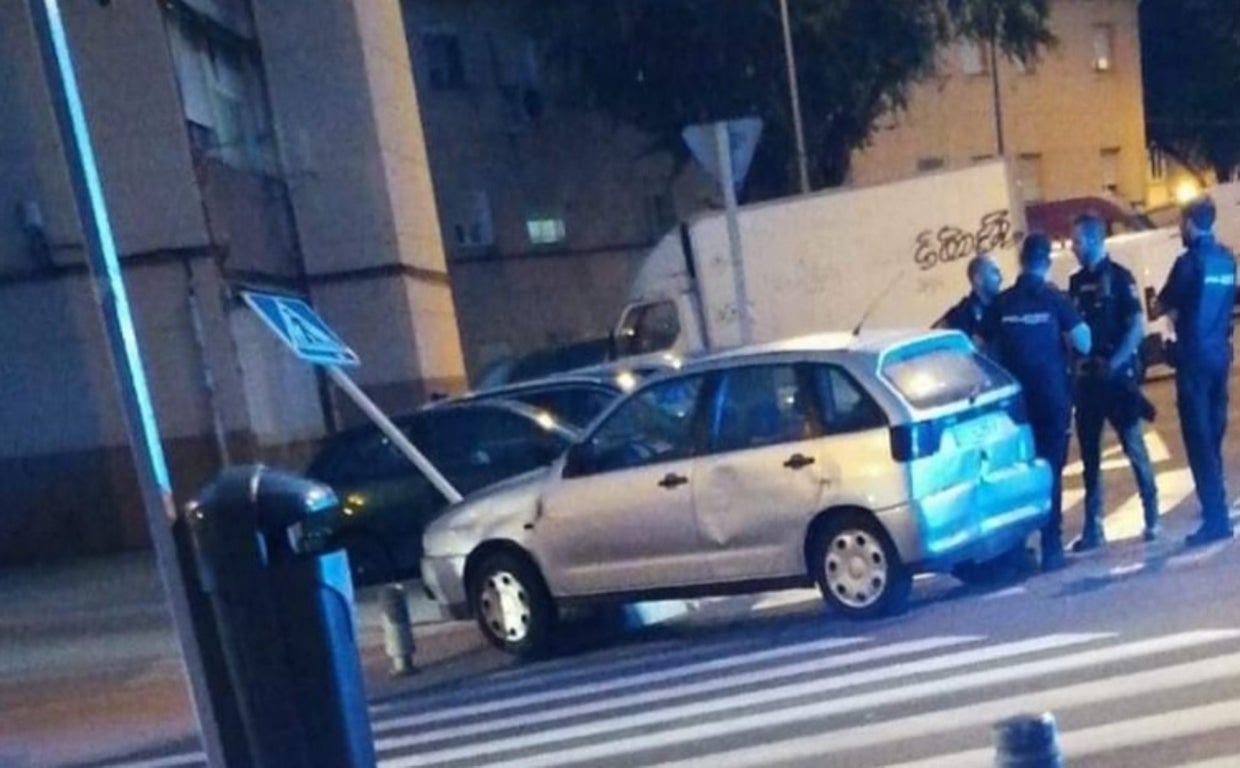 La Policía Nacional, junto al coche recién estrellado en Vicálvaro