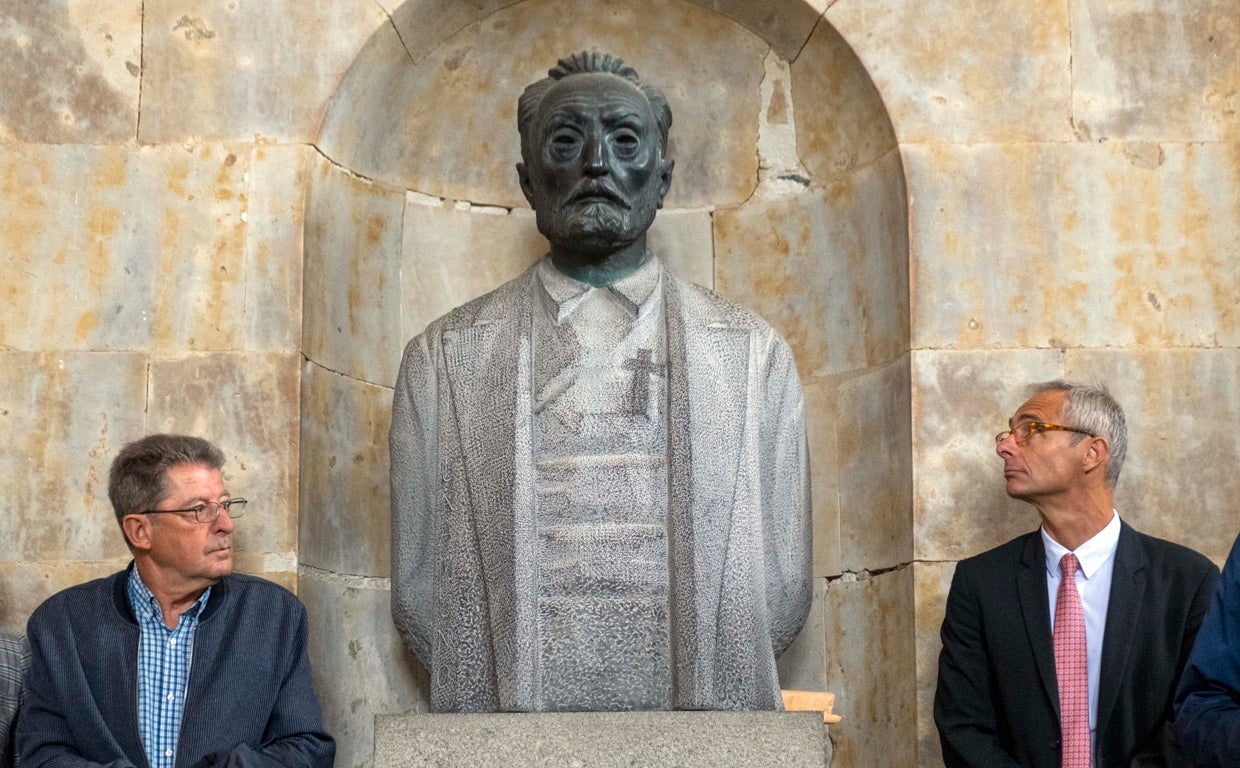 El rector de la Universidad de Salamanca, Ricardo Rivero, y Pablo Unamuno (i), durante la celebración del Día de Unamuno.