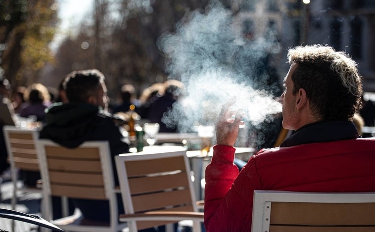 Castilla y León elimina la prohibición de fumar en las terrazas que impuso por el Covid