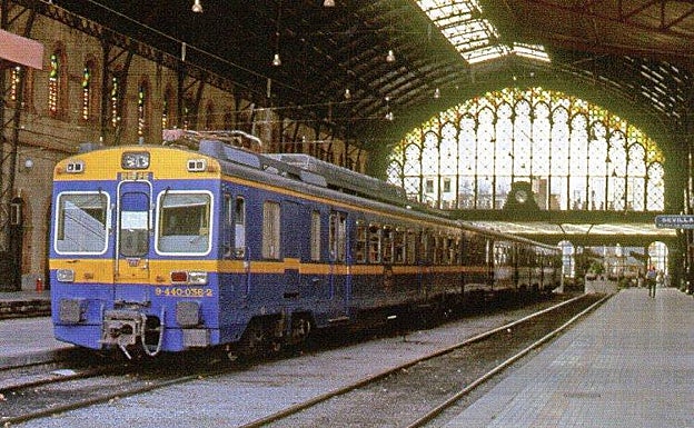 Así partía rumbo a Madrid la última locomotora de la estación de Plaza de Armas