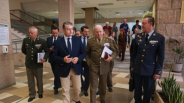 El consejero Sanz, junto a mandos militares