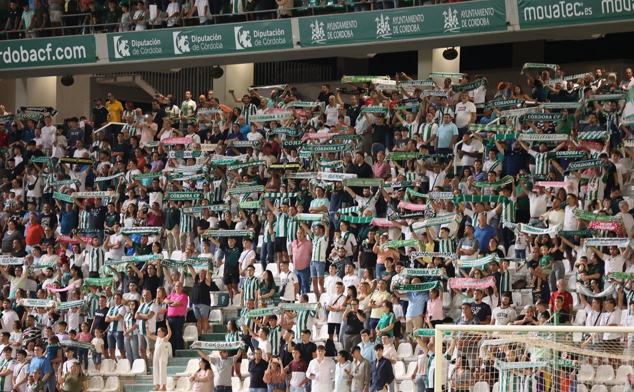 La afición del Córdoba en El Arcángel en el partido ante el Rayo Majadahonda