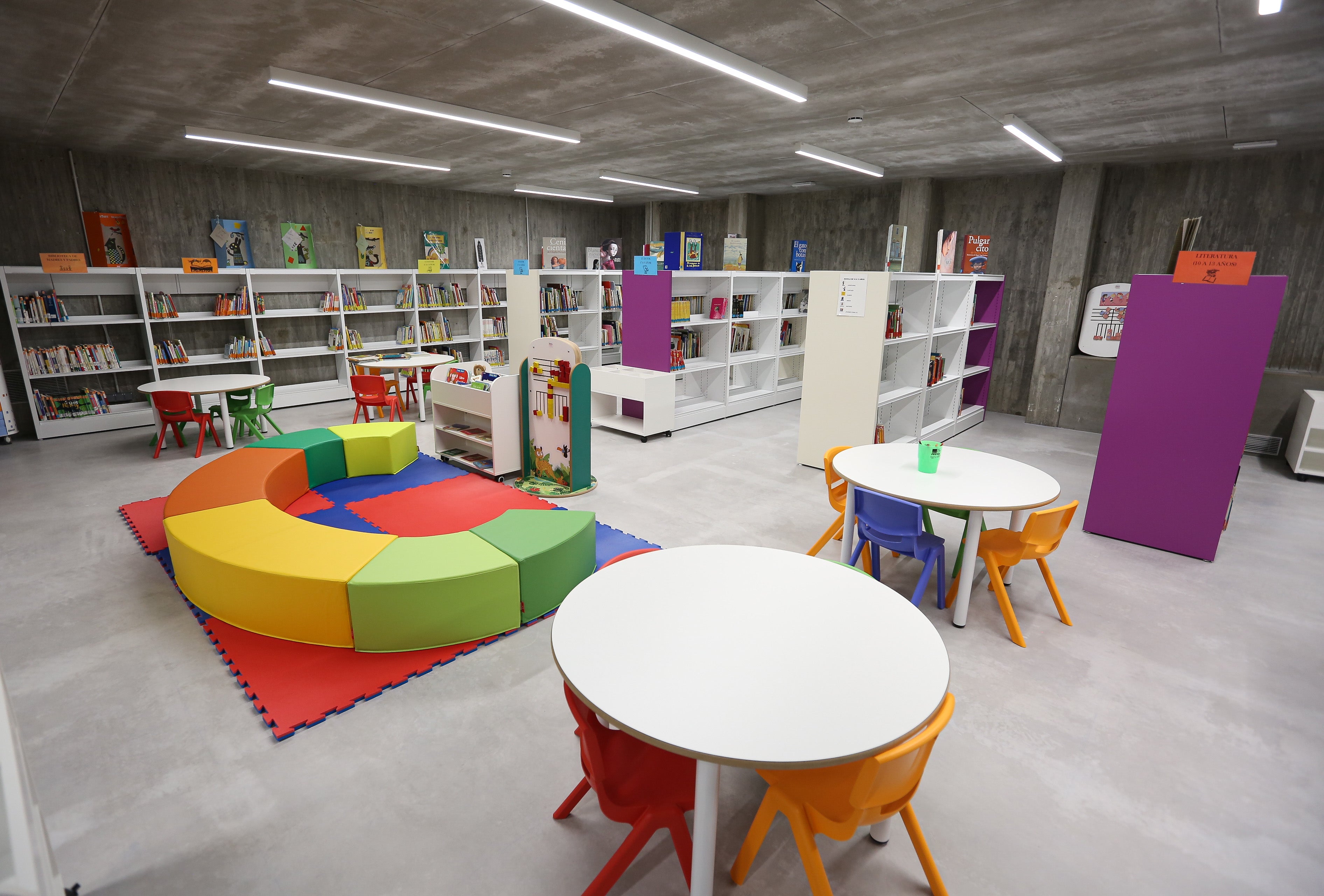 La biblioteca del Polígono reabre sus puertas con el nombre de &#039;Almudena Grandes&#039;