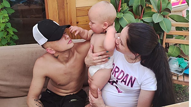 Imagen de María Teresa T. M. junto a su pareja y su hijo mayor