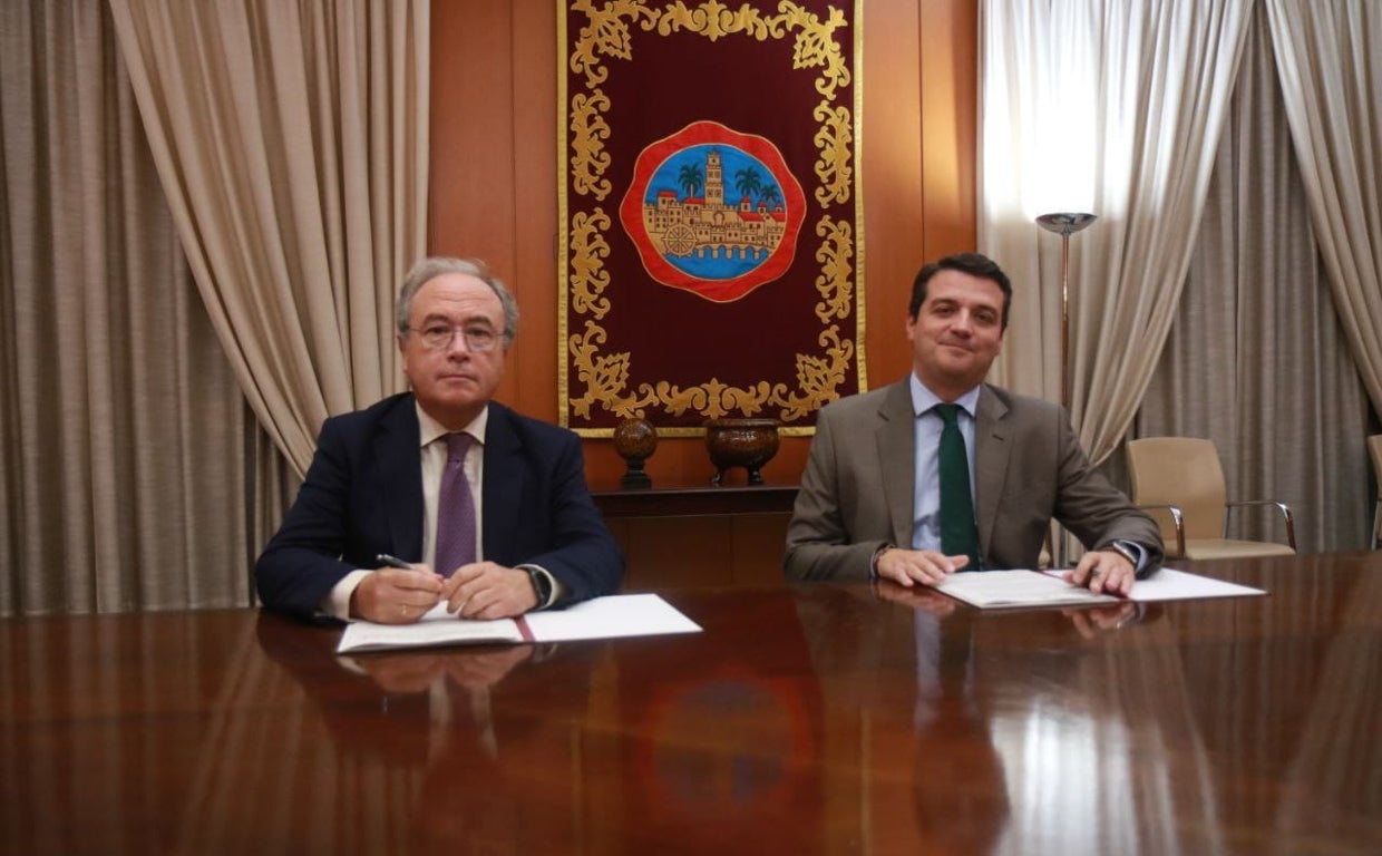 El alcalde junto al presidente de CECO