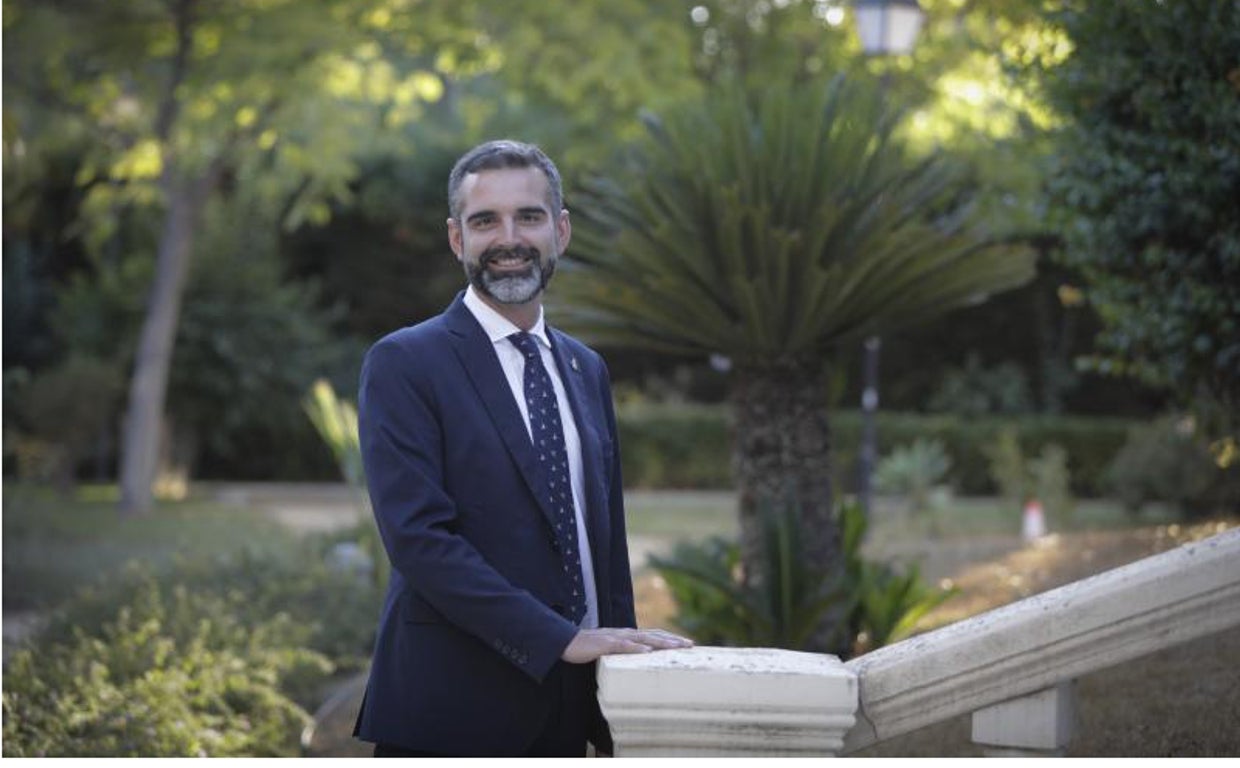 Ramón Fernández-Pacheco en los jardines de la consejería que dirige