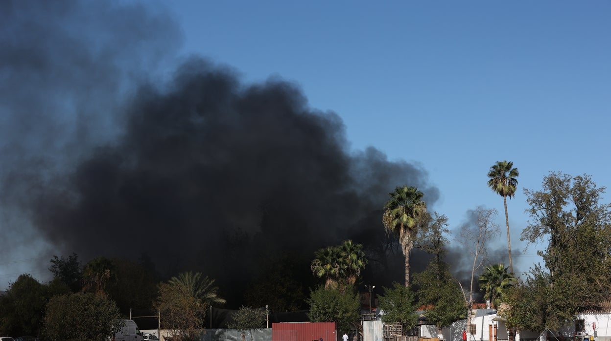 Extinguido el incendio en la antigua discoteca del camino de Carbonell de Córdoba