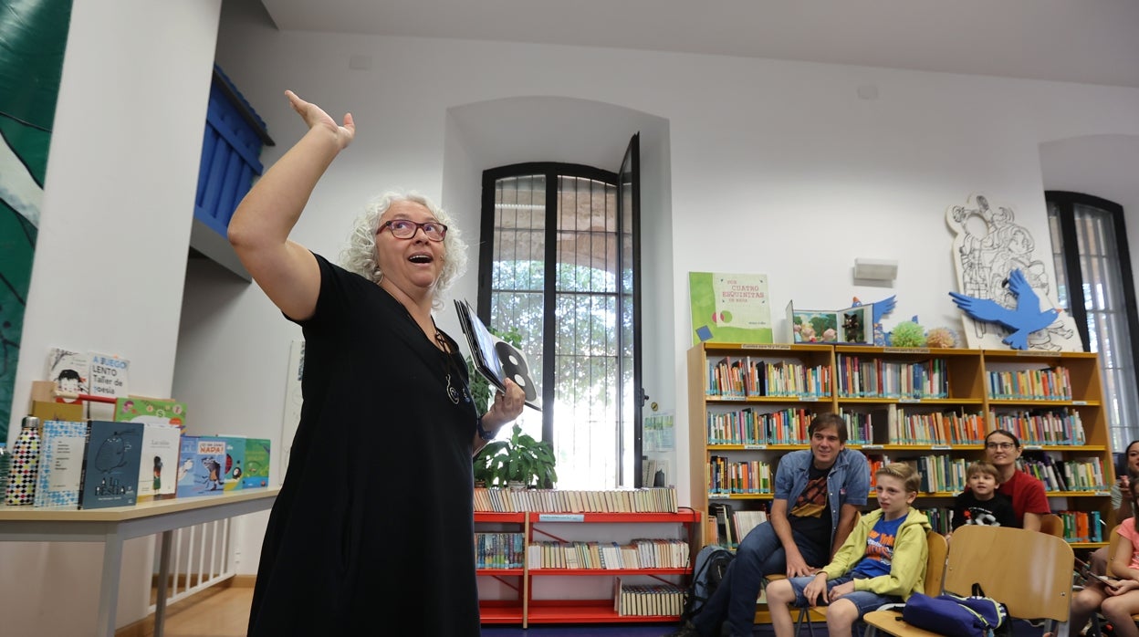 Mar Benegas, poeta en Córdoba: «Jamás he encontrado un niño al que no le guste la poesía»