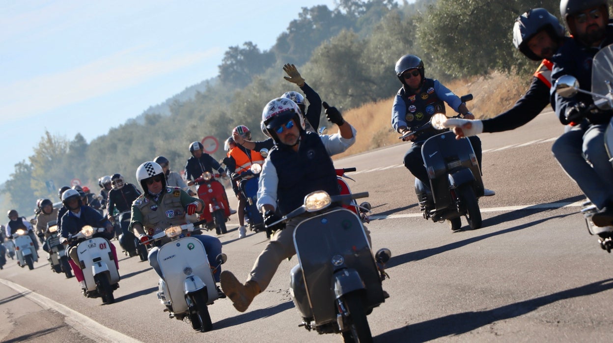 Lucena se da a conocer a lomos de una Vespa