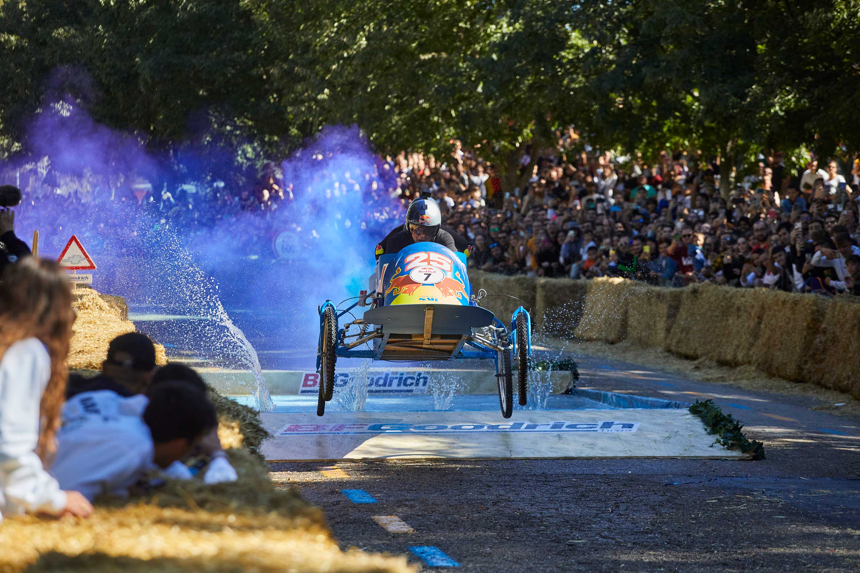 Un auto loco supera el badén con agua
