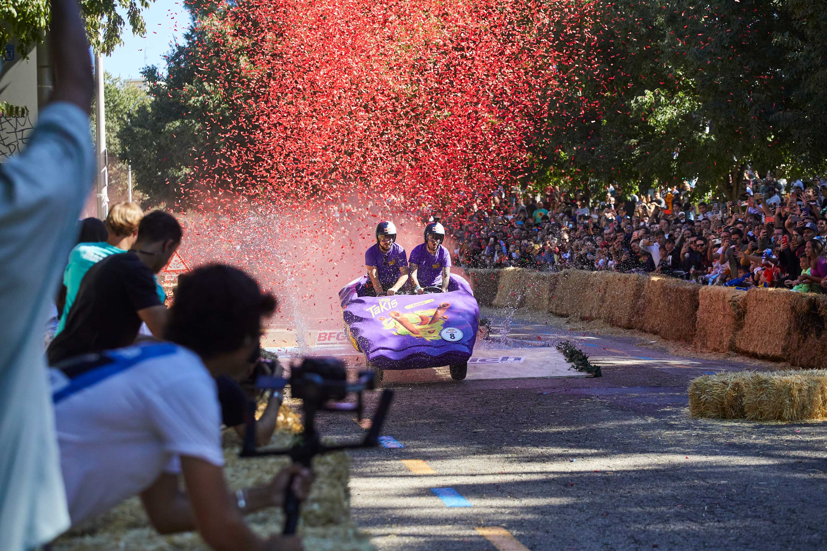Los autos tienen que superar distintos obstáculos que los ponen a prueba