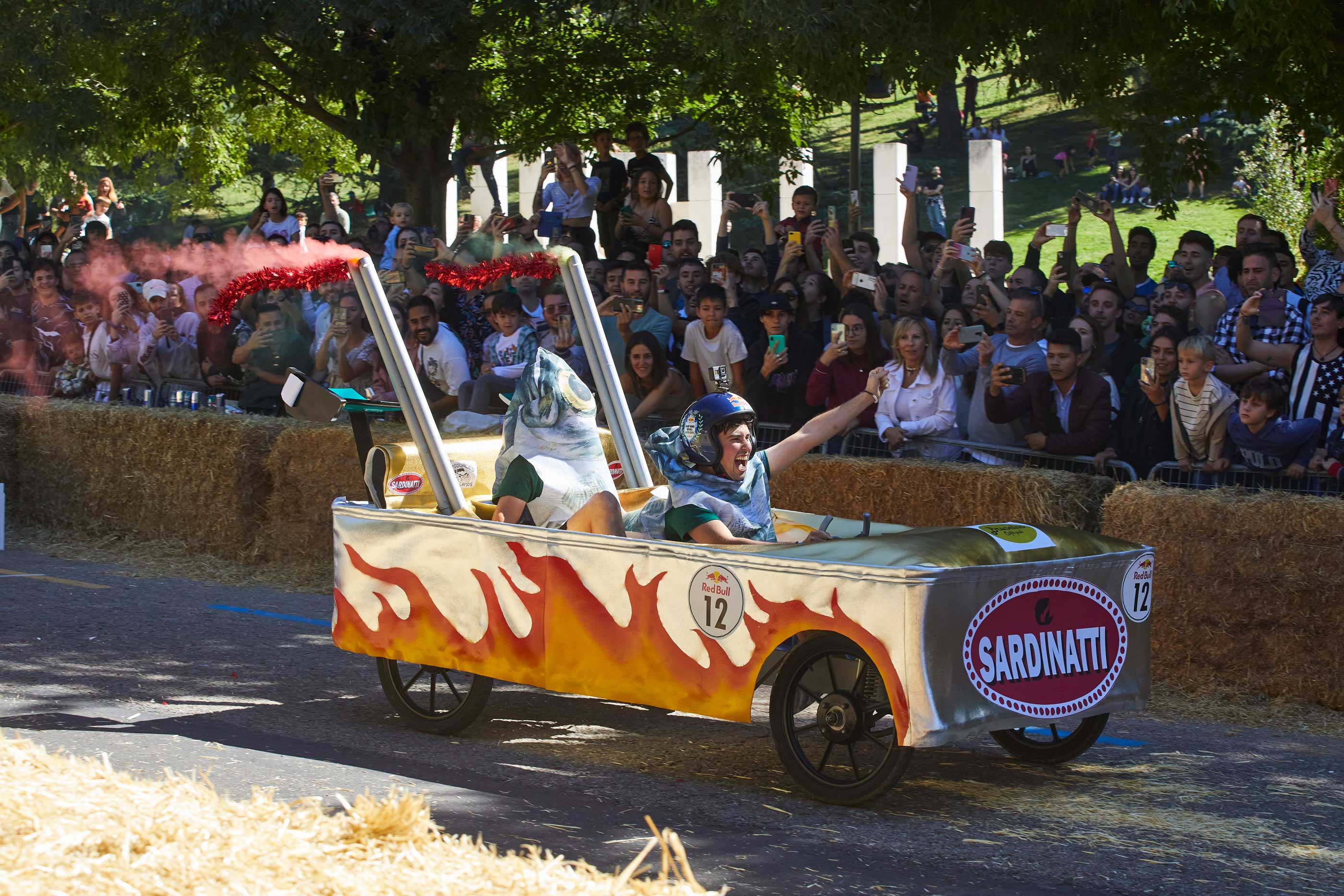 Un auto loco se lanza por el recorrido