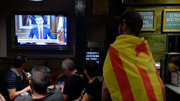 Independentistas escuchando la declaración del Rey el 3-O