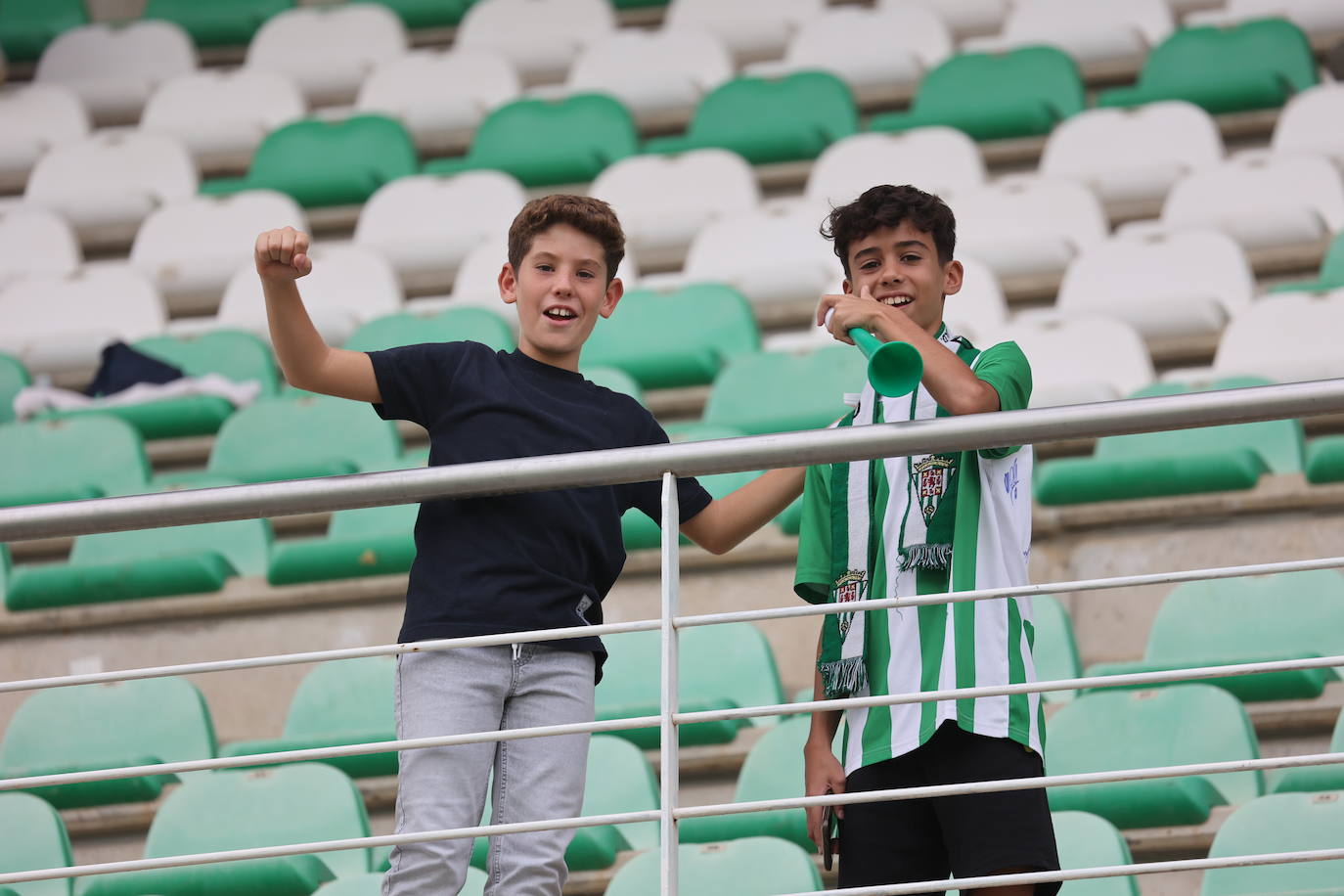 La animación de la grada de El Arcángel en el Córdoba CF - Sanse, en imágenes