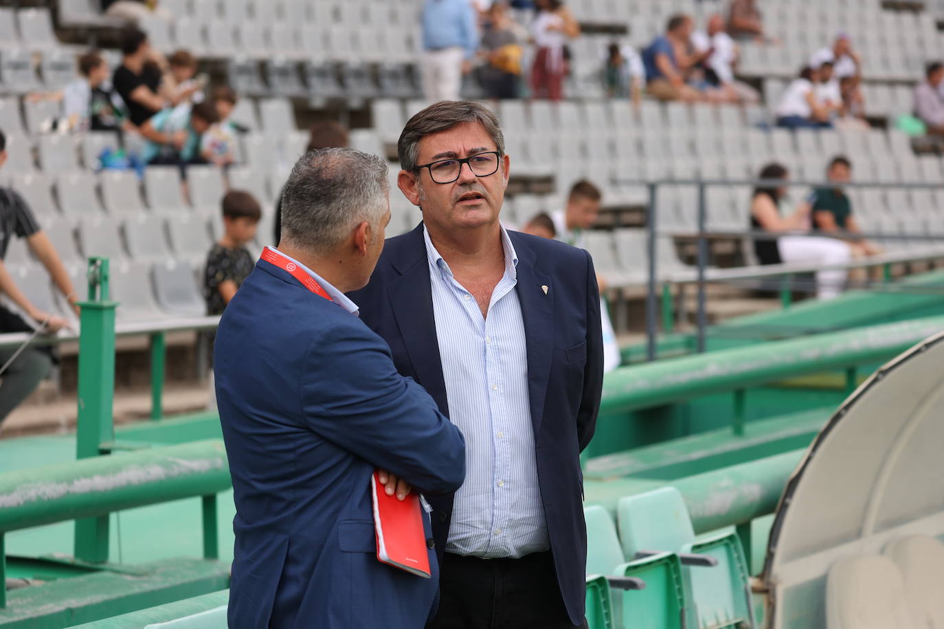 La animación de la grada de El Arcángel en el Córdoba CF - Sanse, en imágenes