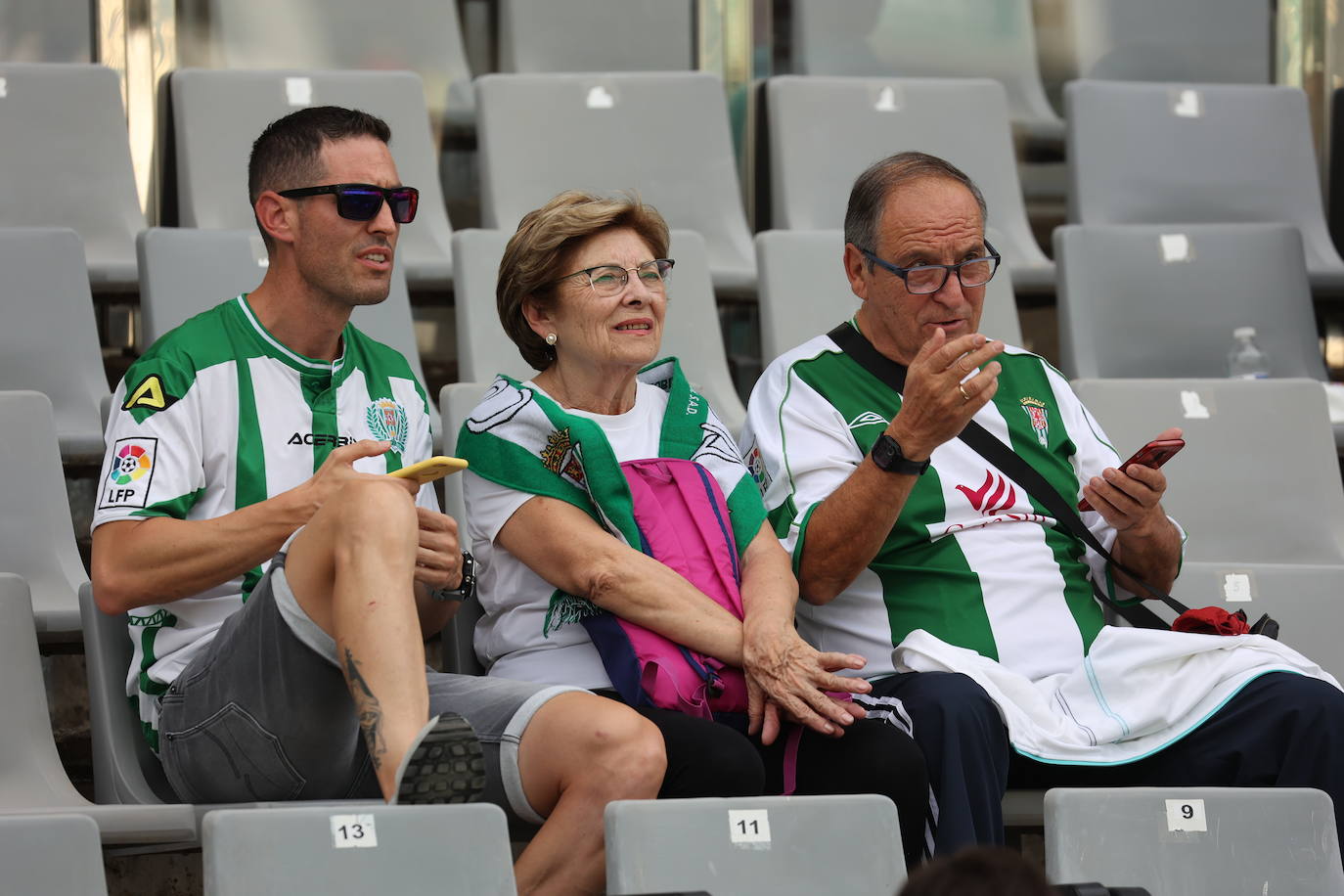 La animación de la grada de El Arcángel en el Córdoba CF - Sanse, en imágenes