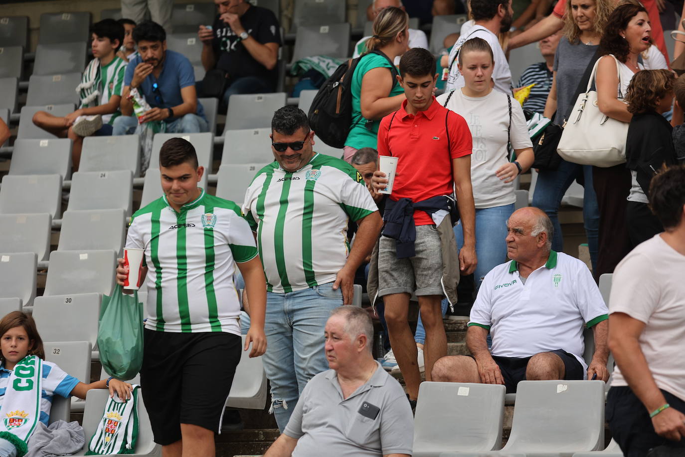 La animación de la grada de El Arcángel en el Córdoba CF - Sanse, en imágenes