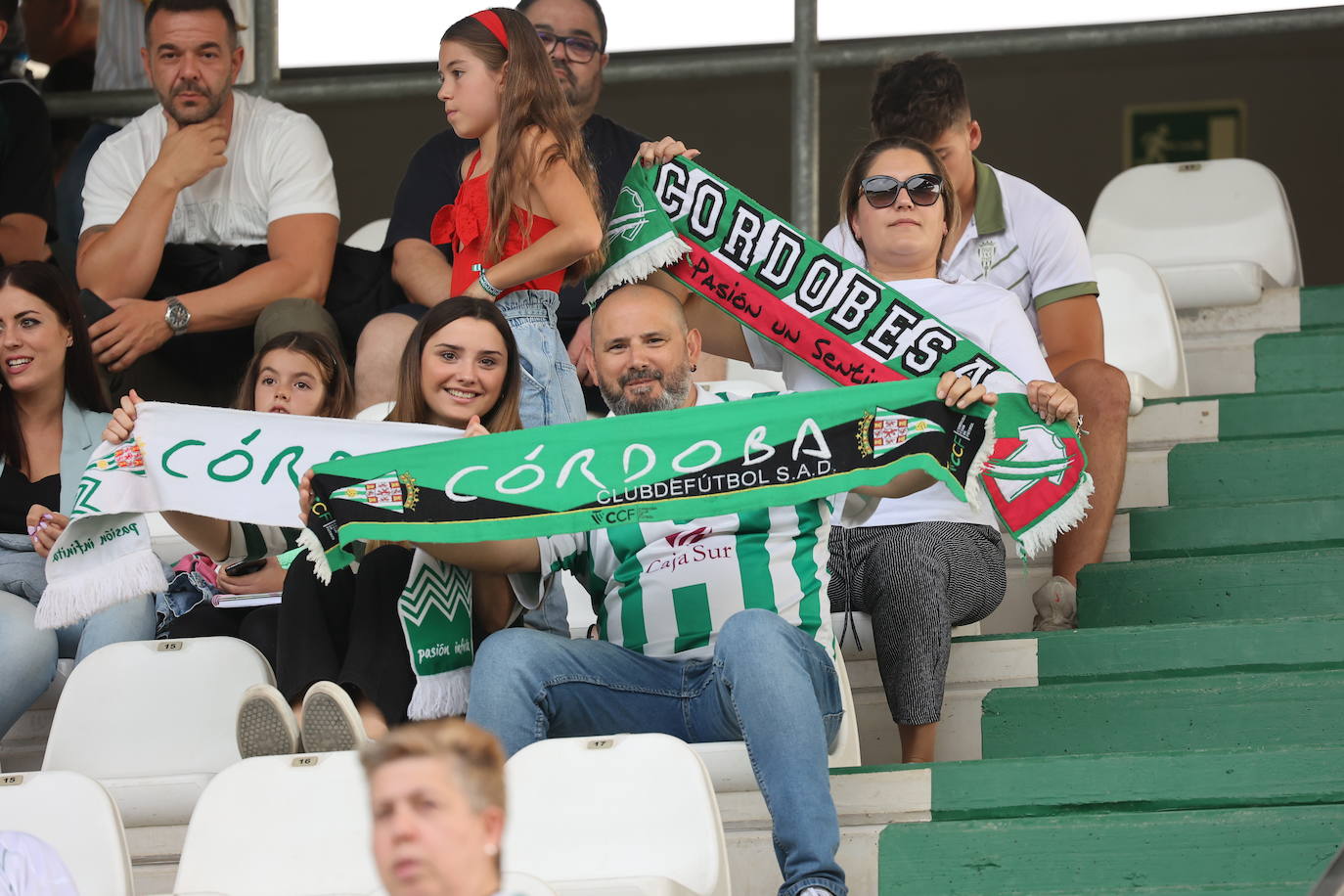 La animación de la grada de El Arcángel en el Córdoba CF - Sanse, en imágenes