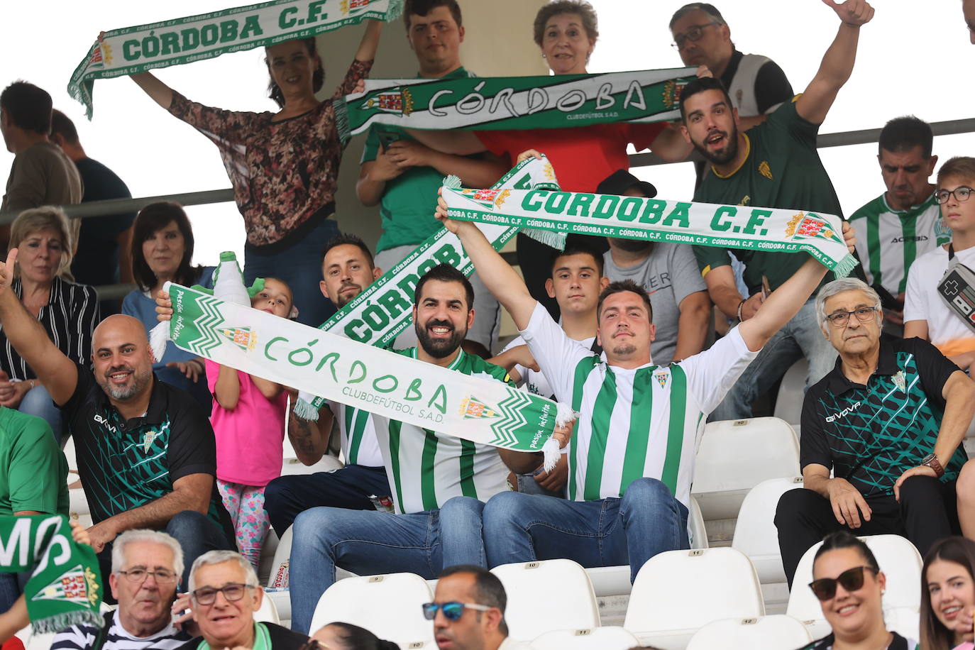 La animación de la grada de El Arcángel en el Córdoba CF - Sanse, en imágenes
