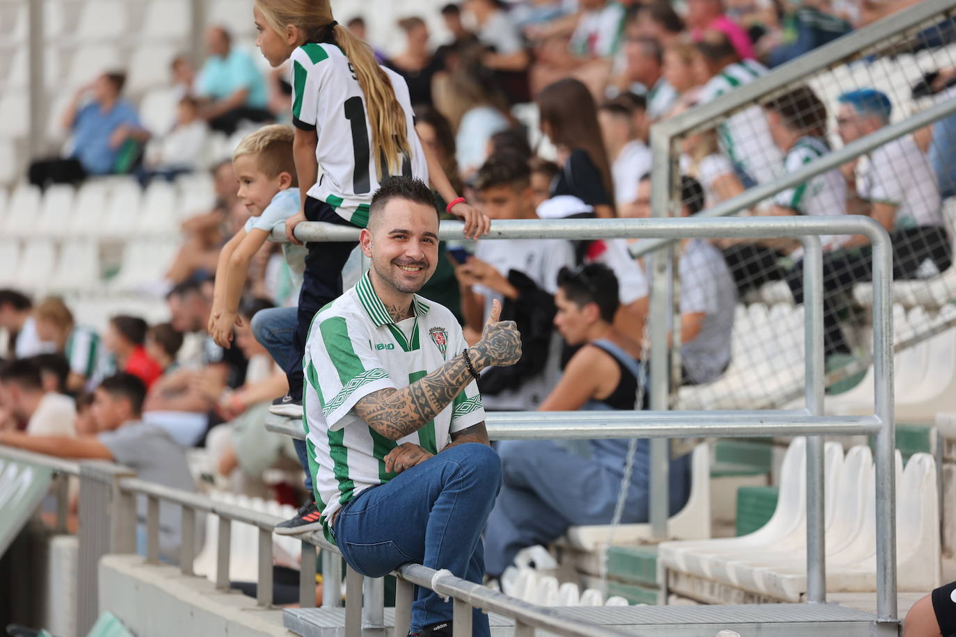 La animación de la grada de El Arcángel en el Córdoba CF - Sanse, en imágenes
