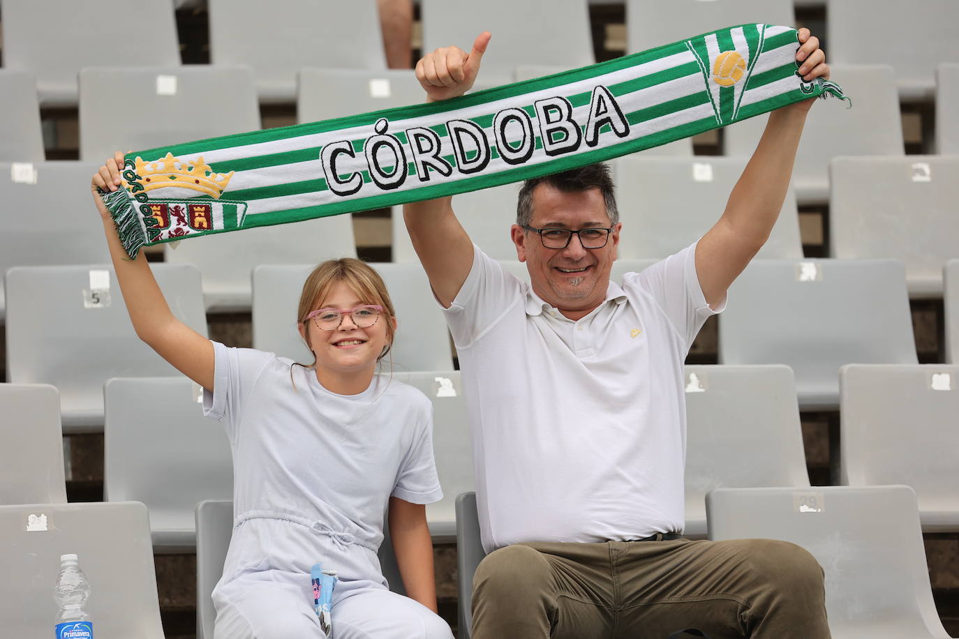 La animación de la grada de El Arcángel en el Córdoba CF - Sanse, en imágenes