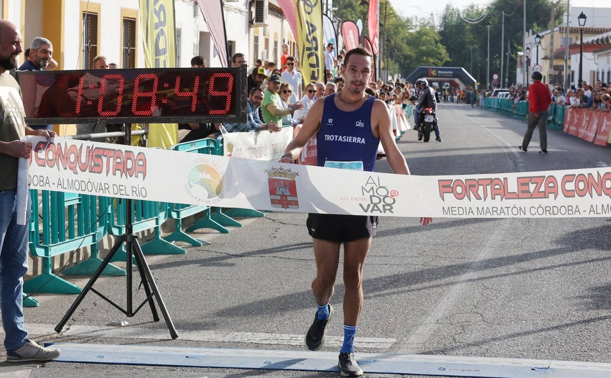 Antonio Montero llega a la meta como ganador de la Media Córdoba - Almodóvar