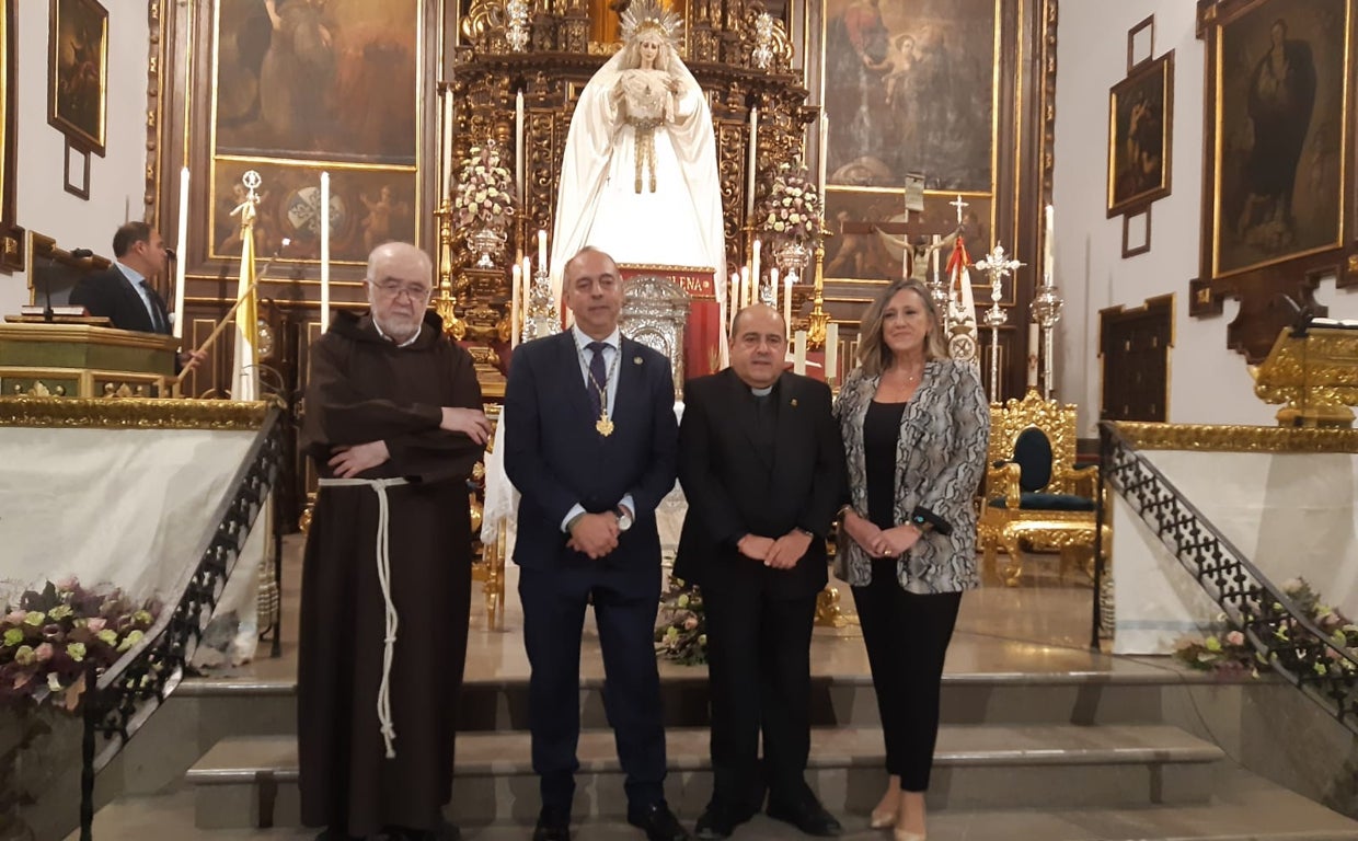 José Juan Jiménez Güeto, tercero en la imagen, junto a la presentadora, María José Sanchez, antes del pregón