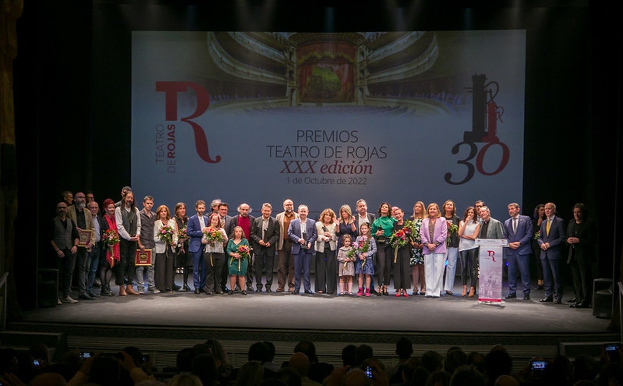 Foto de familia de todos los galardonados en los Premios del Teatro de Rojas