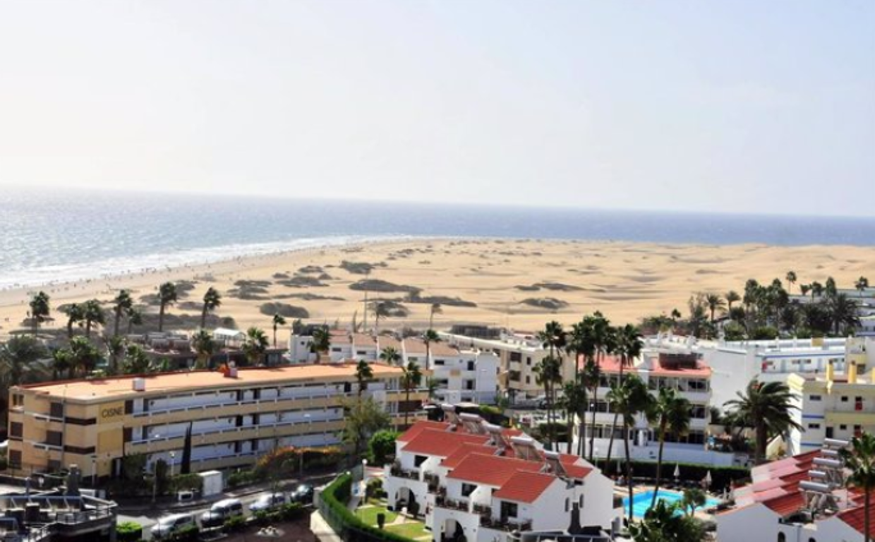 Vista de Playa del Inglés y sus complejos de apartamentos en foto de archivo