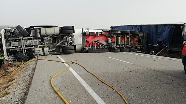 Accidente en Córdoba | Un muerto y un herido grave en un choque entre dos camiones en la N-502 en Espiel