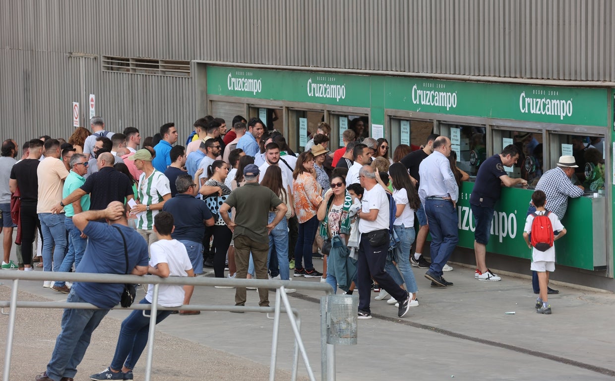 Aficionados del Córdoba CF compran sus entradas en las taquillas del club