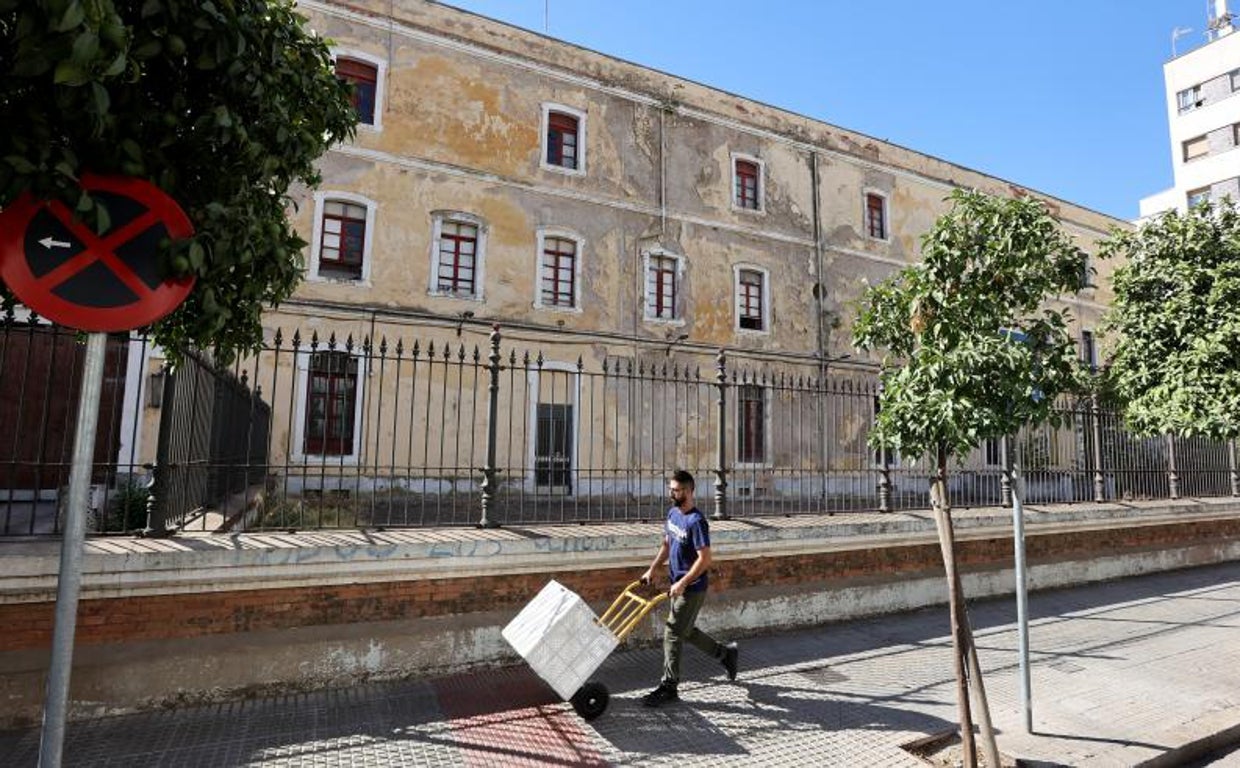 Estado actual de la fachada principal del Cuartel de la Trinidad, con los desperfectos y el estado de abandono visibles