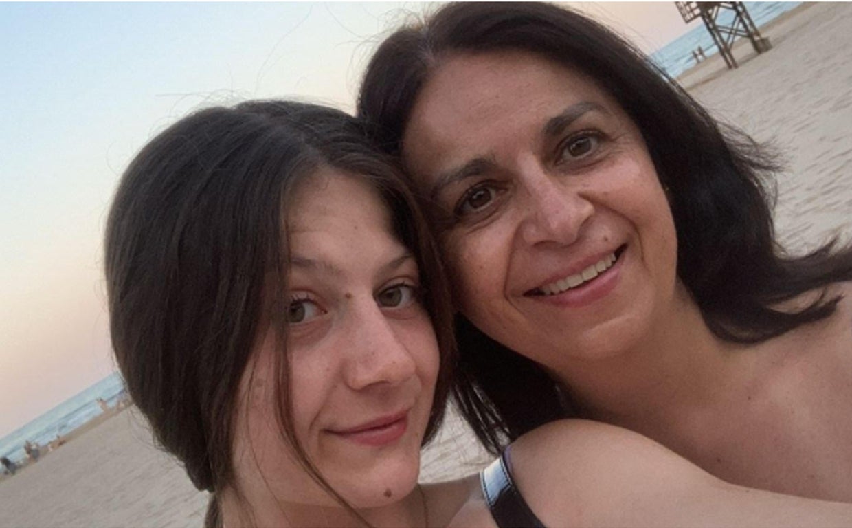 Imagen de Isabel junto a su madre en Valencia