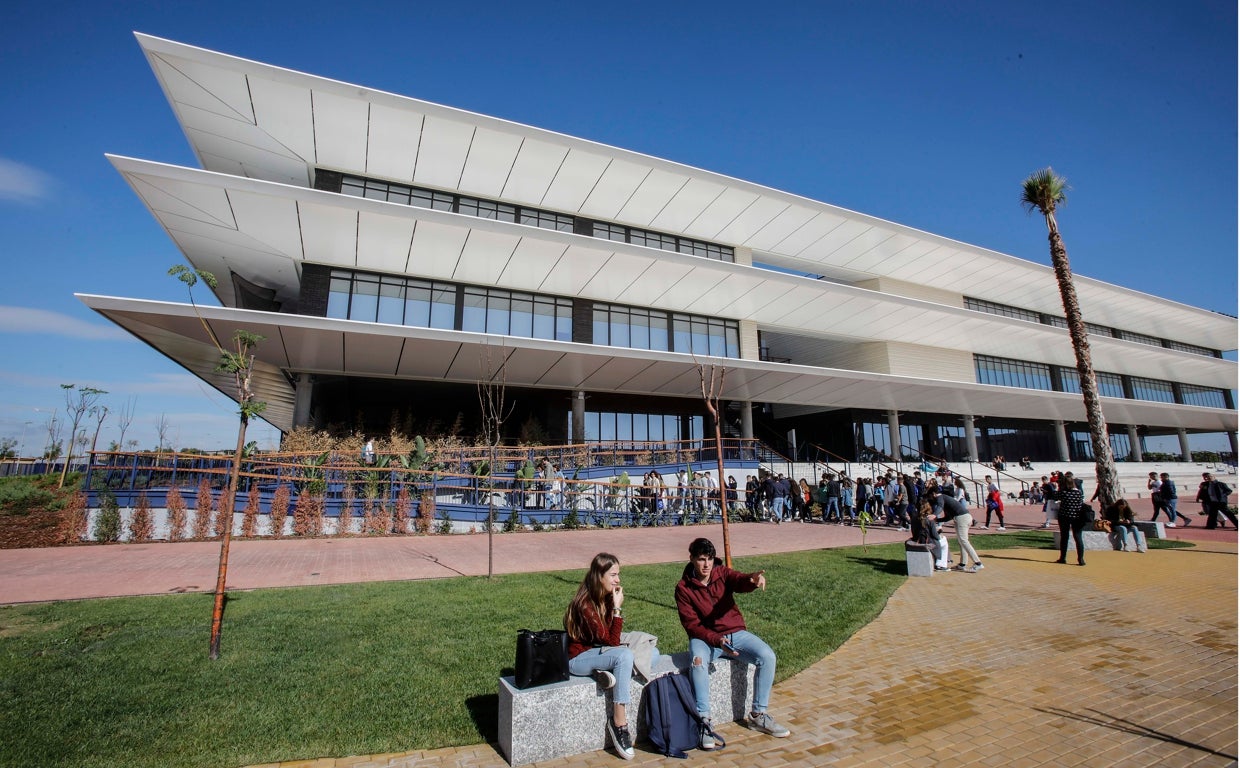Alumnos en el campus de Loyola Andalucía