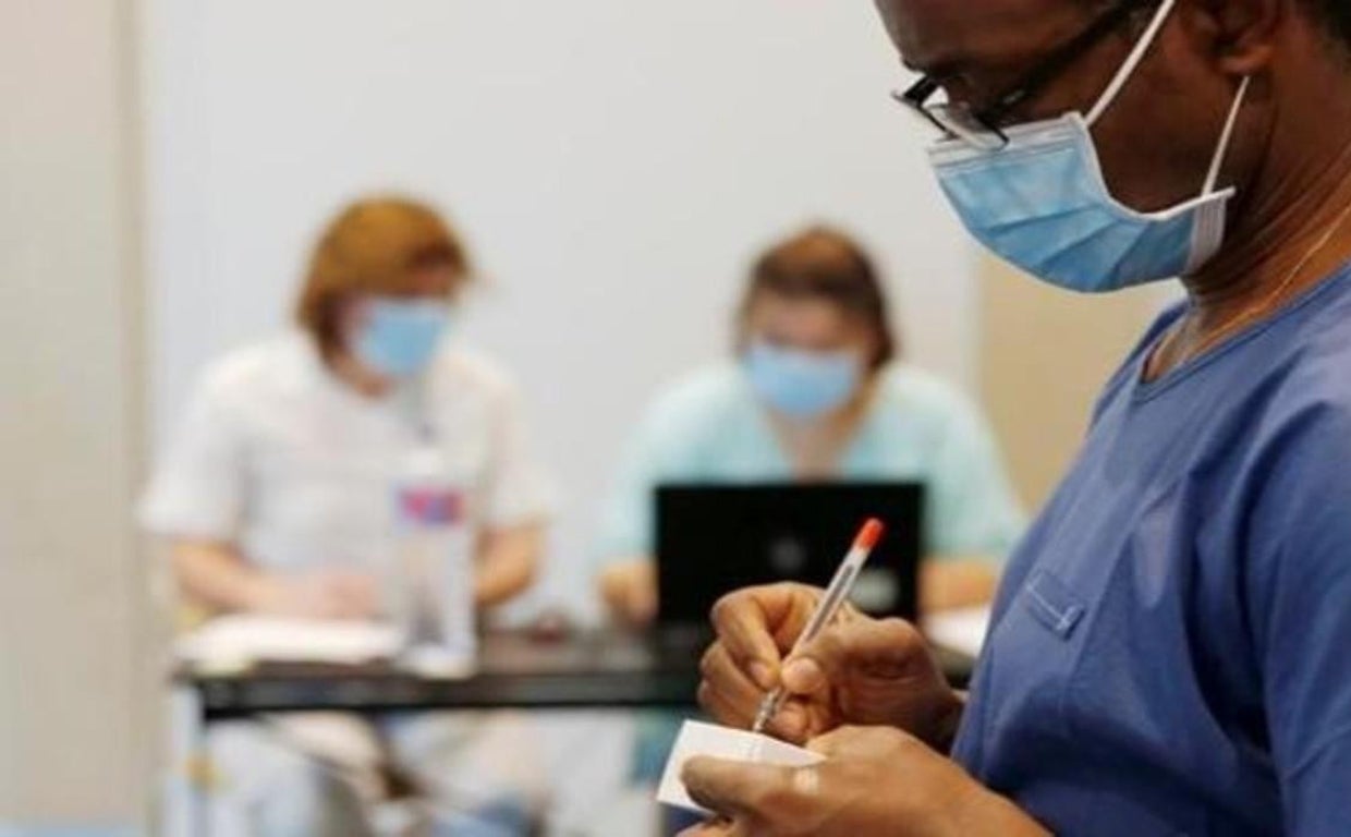 Más de 40.000 trabajadores del SAS empiezan a cobrar la subida de sueldo a los sanitarios de Andalucía