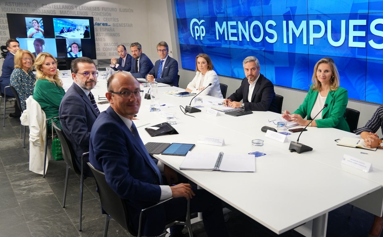 Cuca Gamarra y Juan Bravo, con el equipo económico del PP