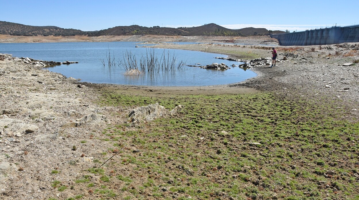 La falta de lluvias  deja sin agua a ocho pueblos de la sierra de Huelva