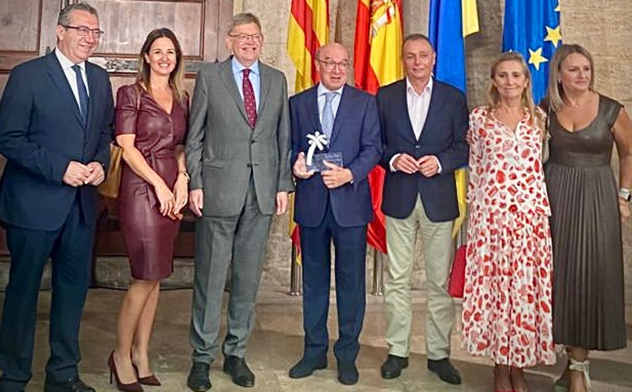 Toni Mayor, con su distinción y rodeado de autoridades en el Palau de la Generalitat Valenciana