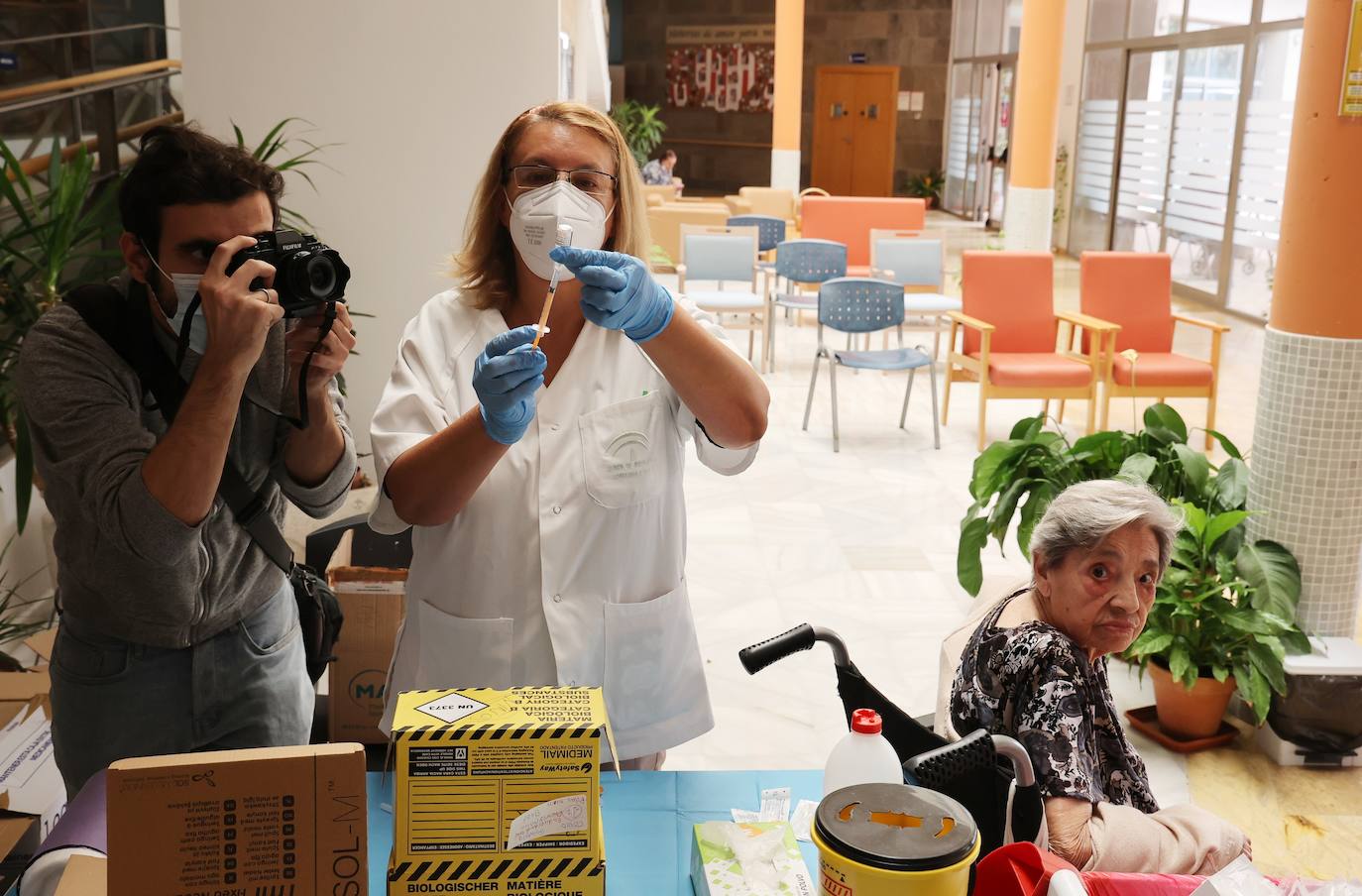 En imágenes, el inicio de la campaña de vacunación del Covid y la gripe en Córdoba, en imágenes