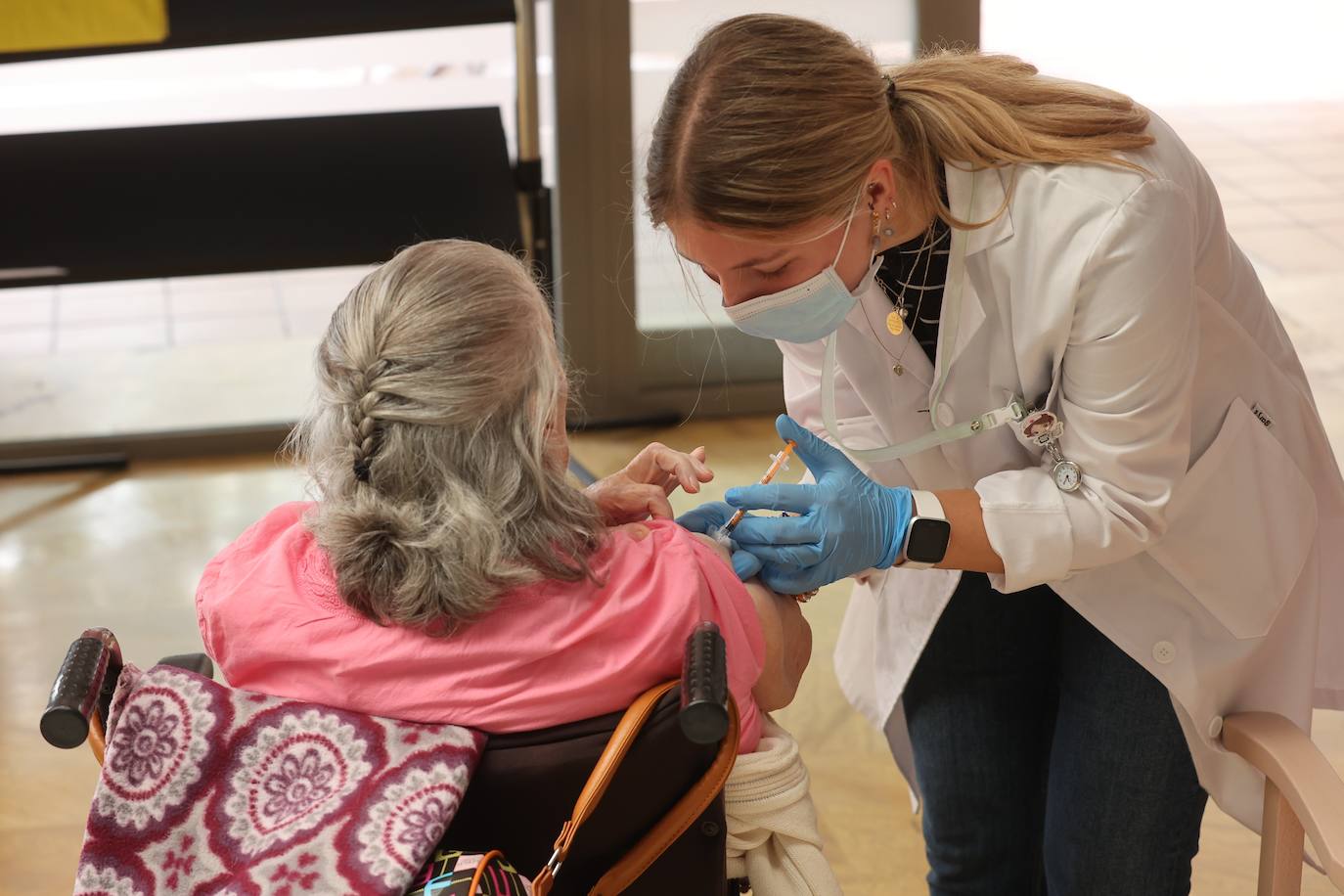 En imágenes, el inicio de la campaña de vacunación del Covid y la gripe en Córdoba, en imágenes