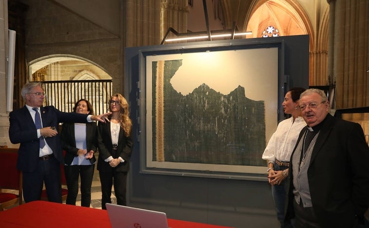 Restauran un fragmento textil que envolvía una reliquia de posible origen fatimí hallada en la Catedral de Palencia