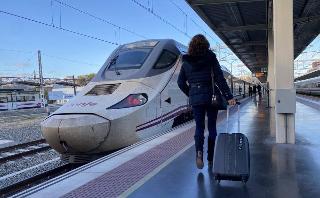 Viajera a punto de montarse en un AVE de Renfe