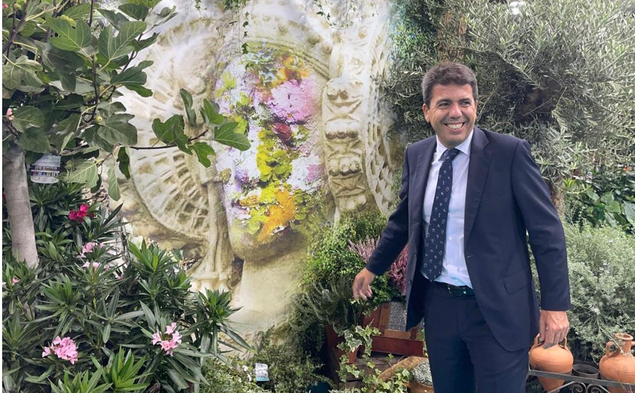 Carlos Mazón, junto a una réplica de la Dama de Elche