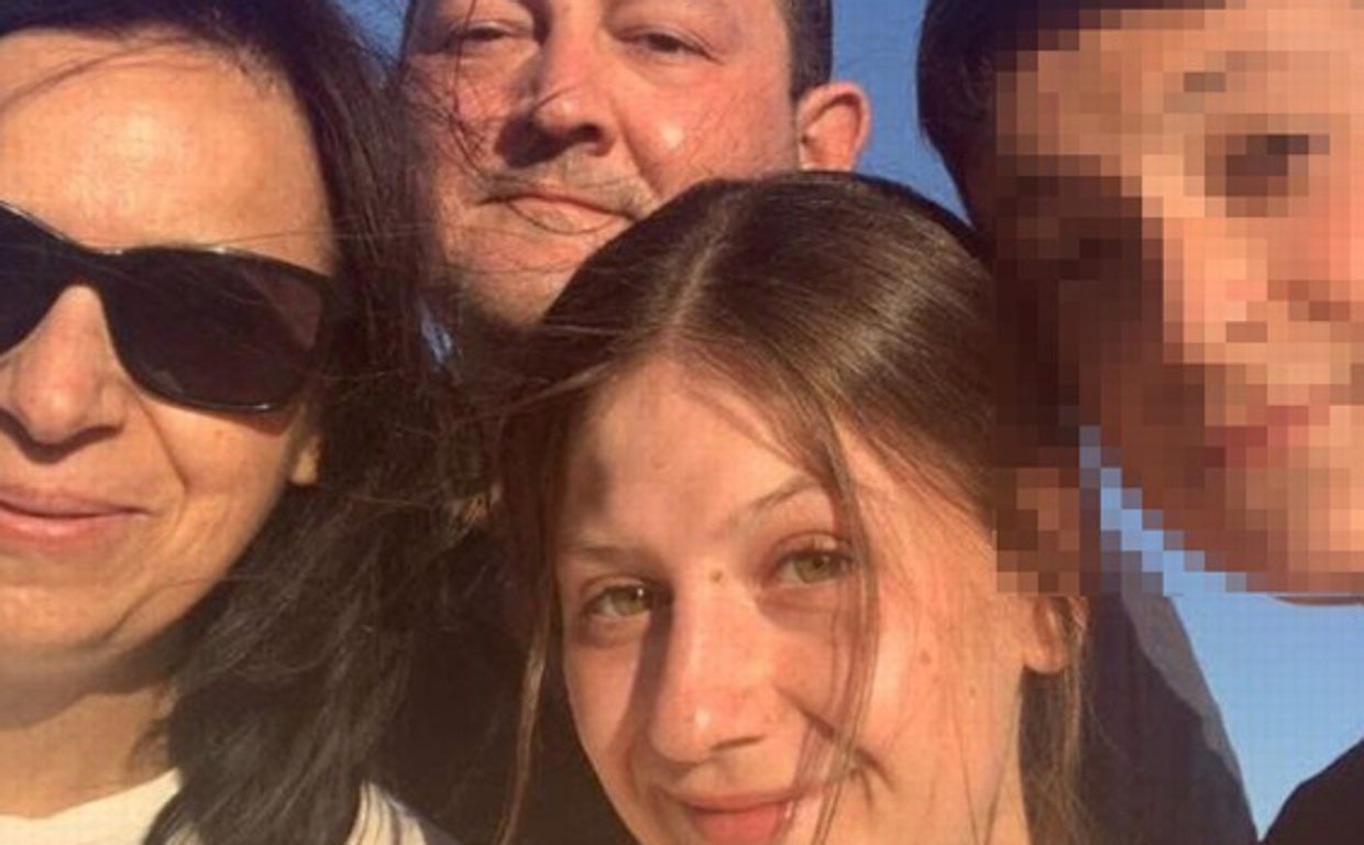 Imagen de Isabel junto a sus padres y su hermano menor