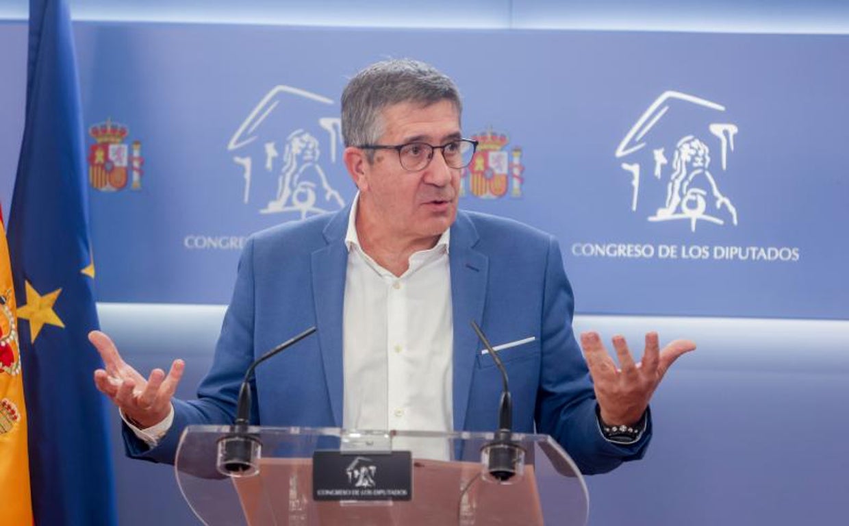 El portavoz del grupo socialista en el Congreso, Patxi López, ofrece una rueda de prensa previa a la Junta de Portavoces, en el Congreso