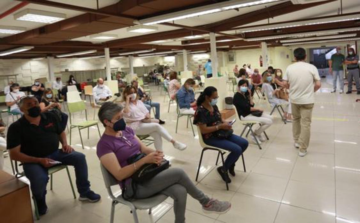 Ciudadanos en un centro de vacunación contra el Covid